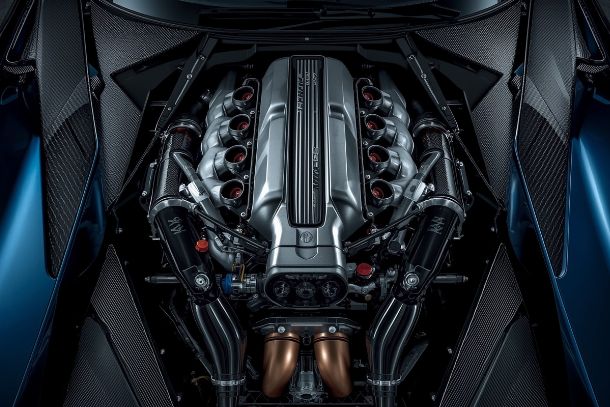 Moteur W16 de hypercar de luxe avec détails en fibre de carbone et finitions chromées - technologie automobile d'exception