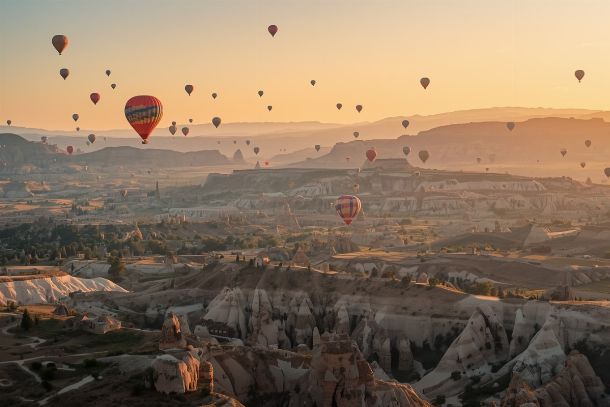 Vol en montgolfière au lever du soleil en Cappadoce avec cheminées de fées - Voyage Turquie authentique