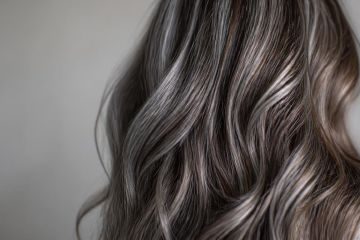 Cheveux longs présentant un mélange naturel de mèches grises et de mèches foncées