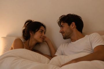 Couple amoureux venant de faire la brouette thaïlandaise : appui sur les avant-bras dans une position de gymnastique à deux