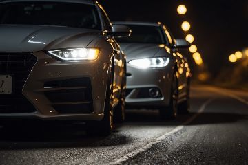 remplacement ampoules LED - Comparaison éclairage automobile : ampoule halogène vs LED sur route de nuit, différence de luminosité visible